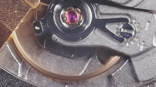 Rotation des internen Mechanismus von Schweizer Uhren in Zeitlupe