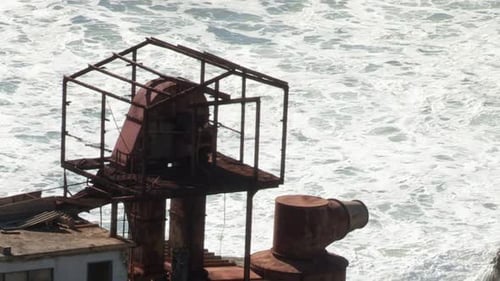 Metallkonstruktion auf zwei Schornsteinen, aus der alten Zementfabrik in Cabo Mondego, mit Meer ne
