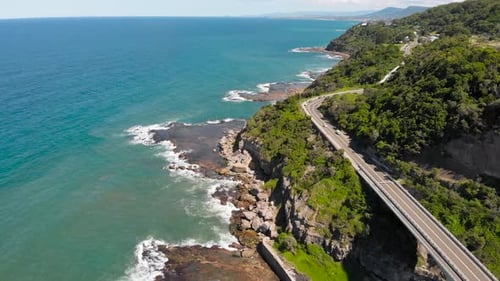 Sea Cliff Bridge in Australien Es ist eine wunderschöne Straße entlang des Ozeans