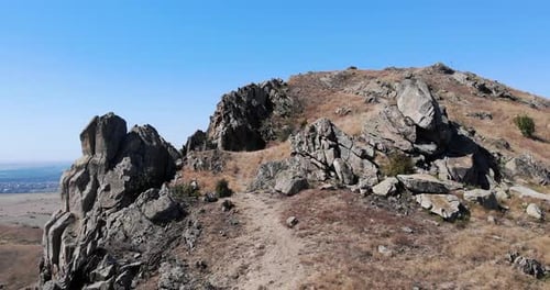 Pile de gros rochers au-dessus des montagnes de Macin dans le comté de Tulcea, Dobrogea, Roumanie