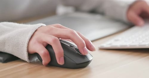Frau arbeitet am Laptop