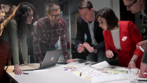 Das Architektenteam arbeitet an einem Papierentwurf. Geschäftsfrau schlägt Designerin eine Idee vor. Konzept von