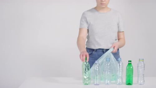 Tirar botellas de plástico en una bolsa de