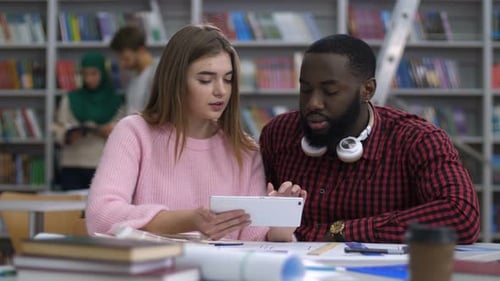 Diverse Studierende mit Tablet-Diskussionsprojekt