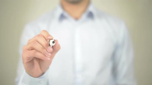 Tecnologia, empresário escrevendo em tela transparente