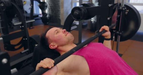 Gros plan du culturiste qui fait de l'exercice avec une barre