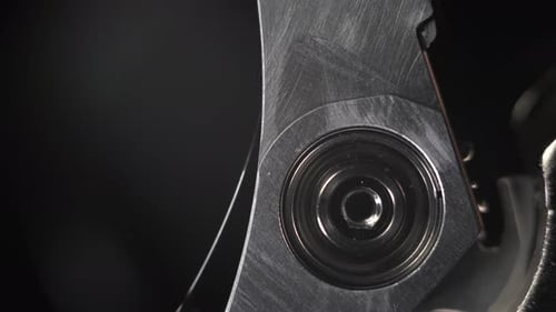 Le mécanisme de la tête du disque dur lit les informations. Roulement macroscopique sur lequel se trouve le volant