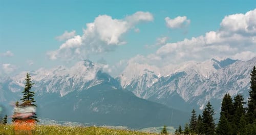 4k Zeitraffer von Wolken in einer Bergkette