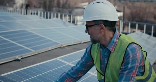 Techniker spricht vor Sonnenkollektoren mit jemandem