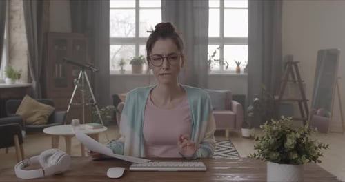 Empresária ocupada trabalhando com documentos e computador