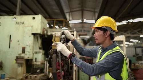 The chief mechanic works in a mechanical factory.