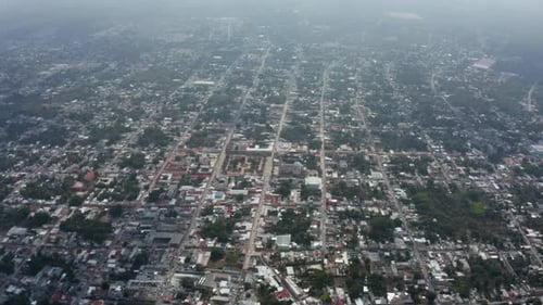 Vista panorámica aérea de la ciudad con red de calles regulares