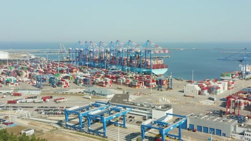 Luftaufnahme des industriellen Seehafens in Danzig, Polen