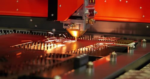 CNC-Laserschneiden von Metall, moderne Industrietechnik.