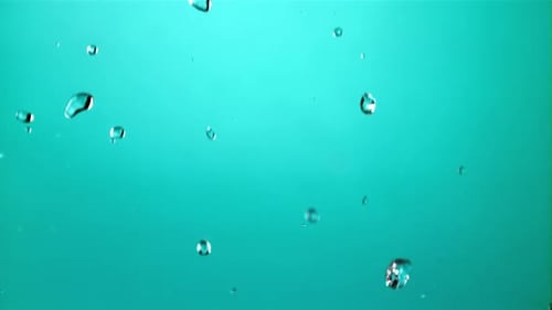Gotas de água caem
