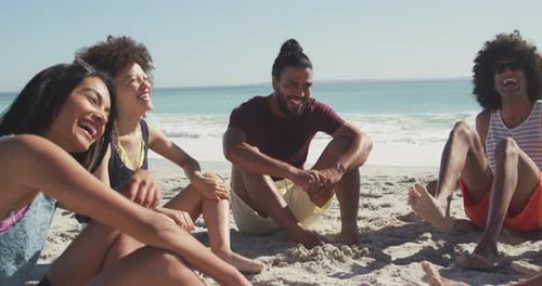 Freunde sprechen am Meer