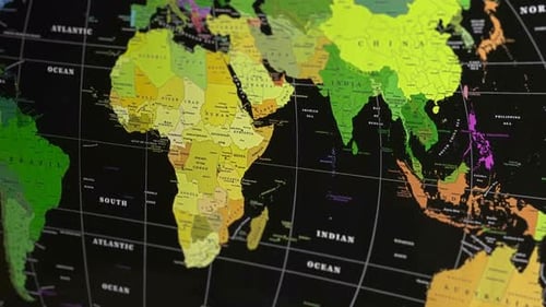 Mapa del mundo en color sobre fondo negro
