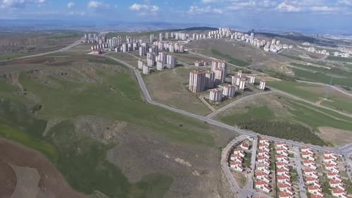 Landentwicklung und Stadtplanung in neuem Vorortkomplex mit sich entwickelnder Infrastruktur