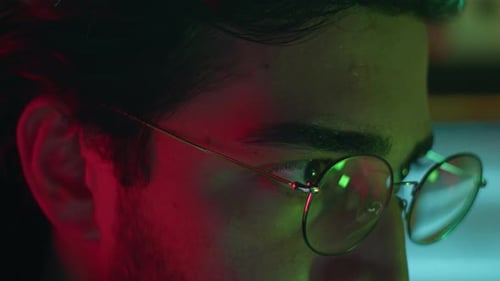 Gros plan sur le visage d'un pirate informatique volant des informations se préparant à casser