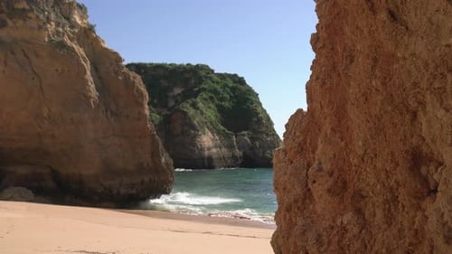 Acantilados y rocas en la orilla del océano