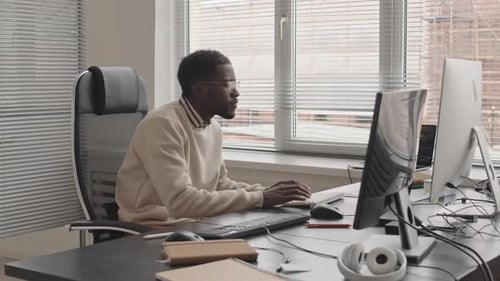 Afroamerikanischer Programmierer im Büro
