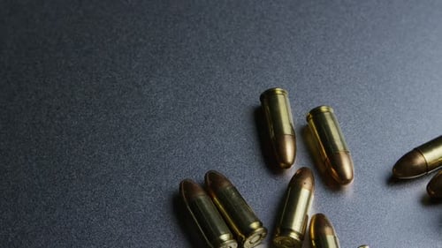 Filmmusik rotierende Aufnahme von Kugeln auf einer metallischen Oberfläche - BULLETS 044