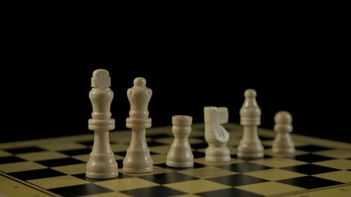 Pièces d'échecs sur l'échiquier.