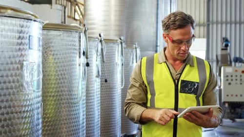 Mitarbeiter nutzen digitales Tablet