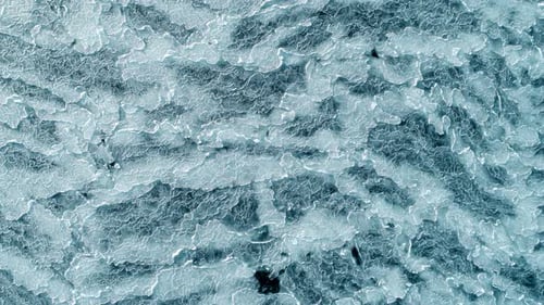 Luftaufnahme einer abstrakten Eisoberfläche, gefrorenes blaues Meer