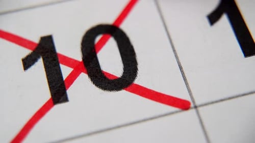 El décimo número del calendario está tachado con una cruz roja en una macro en una hoja blanca