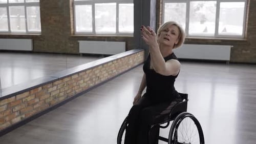 Danseuse handicapée tourbillonnant sur un fauteuil roulant