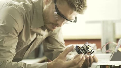 Elektroingenieur schaut sich Leiterplatte an