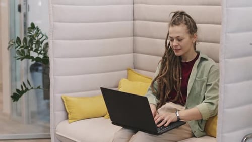 Jeune femme d'affaires avec des dreadlocks travaillant