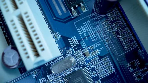 Ansicht des Computer-Motherboard-Chips in blauem Licht