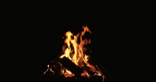 Lagerfeuer auf schwarzem Feuer, Bewegung, brennende Holzscheite