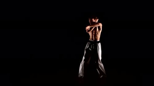 Karate- oder Taekwondo-Mann mit einem nackten Torso und einem schwarzen Gürtel