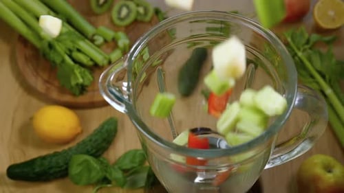 Gemüse fällt im Mixer