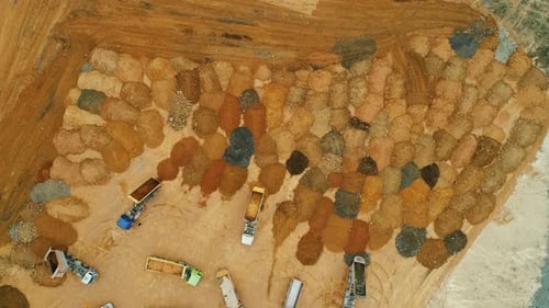 Mit Sand beladene Lastwagen auf Baustelle