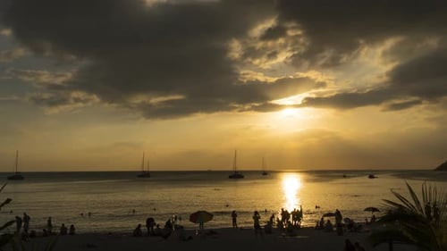 Malerische Seascape Timelapse auf Phuket Island in der Abenddämmerung