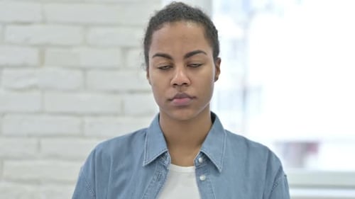 Jeune femme africaine regardant la caméra