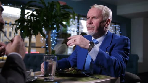 Porträt eines Geschäftsmannes beim Mittagessen im Restaurant