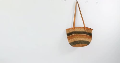 Bolsa colgada en gancho 4k