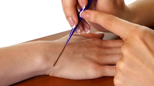Mehendi Zeichenprozess zur Hand, weiß