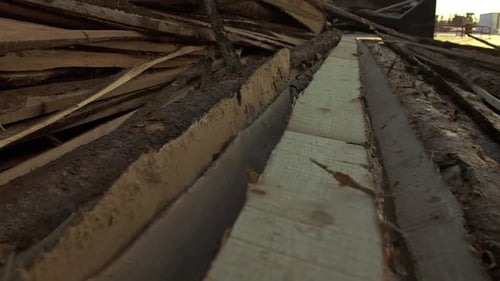 Un enorme almacén de madera a cielo abierto