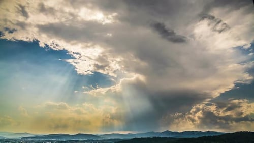 Soleil brillant à travers les nuages dans le ciel céleste, bénédiction de Dieu, Timelapse