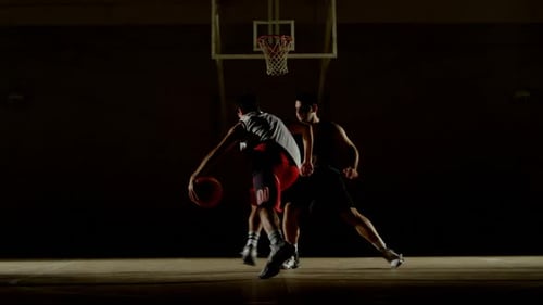 Teilnehmer spielen Basketball auf dem Platz 4k