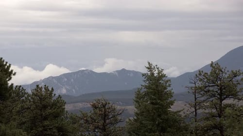Bewölktes Wetter Zeitraffer von Wolken, die sich über den Bergen des Pike National Forest aufbauen, Rocky M