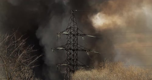 Die Hochspannungssäule in der Mitte des Feuers ist dicker Rauch