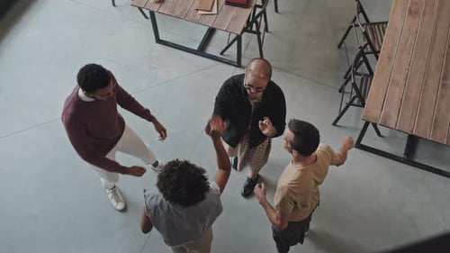 Diverse Menschen High-Fiving Ansicht von oben
