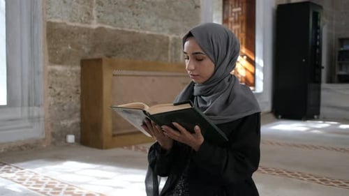 Oración islámica Mujer musulmana leyendo libro sagrado islámico